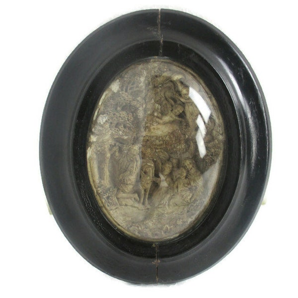 Antiker ovaler verzierter Holzrahmen, konvexer Glasdom, religiöse Szene, Engel, Meerschaum