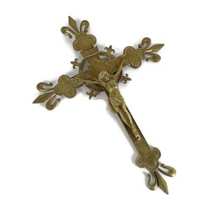 Hängendes Wand-Kruzifix-Kreuz Verzierter Messing-Jesus Christus-französische Fleur de Lis Lys-Weinlese