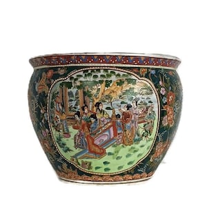 Könnte beinhalten: Ein runder, dunkelgrüner Keramik-Pflanztopf mit einer detaillierten, farbenfrohen Szene von Figuren in einem Garten. Der Pflanztopf hat einen breiten Rand mit einem roten und goldenen Muster. Florale und Blattmotive zieren die Seiten.