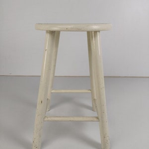 Vintage handgesneden houten melkkruk geschilderd witte kruk voetstuk tafel boerderij schuur afbeelding 4