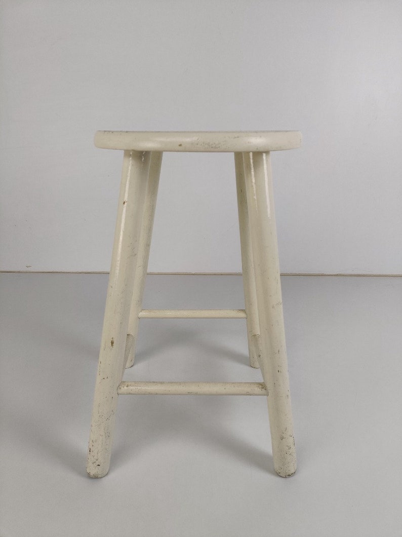 Vintage handgesneden houten melkkruk geschilderd witte kruk voetstuk tafel boerderij schuur afbeelding 4
