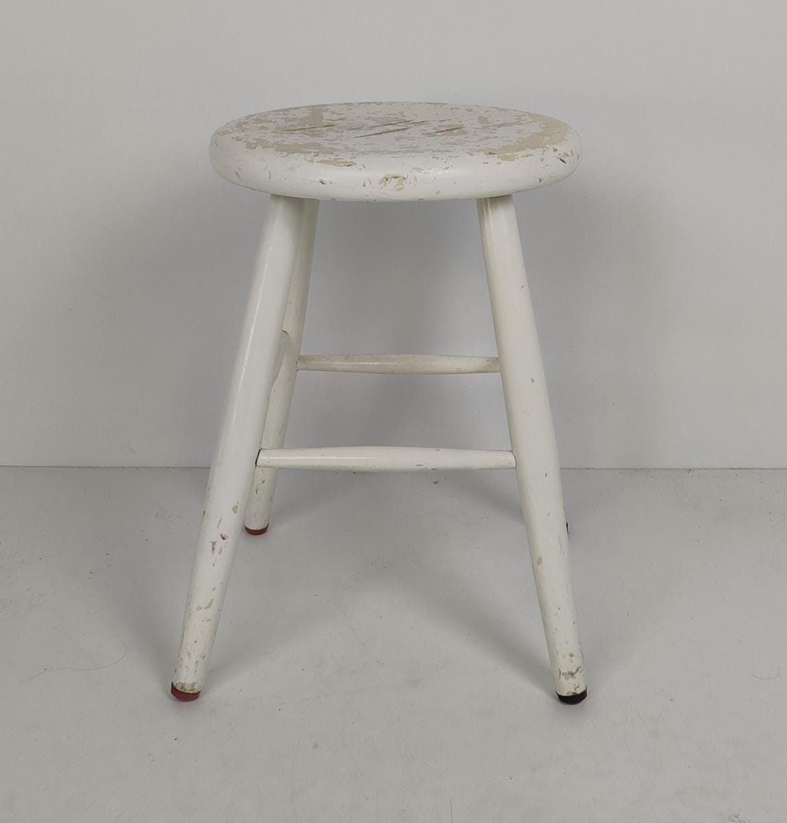Tabouret De Bar Traite Piédestal Vintage Moderniste Peint En Blanc Style Grange