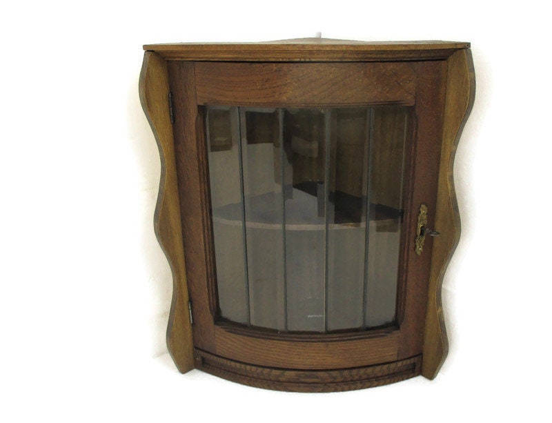 Cabinet D'angle Beveled