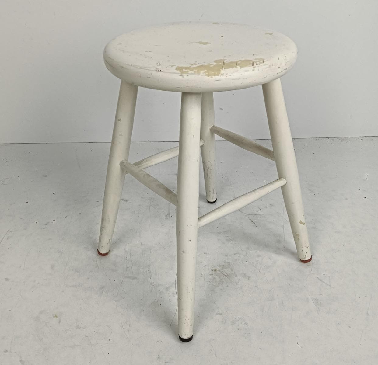 Tabouret De Bar Traite Sur Pied Piédestal Vintage Moderniste Peint En Blanc
