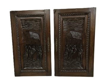 Due pannelli per porte in legno scuro decorati coppie danzanti antiche recuperate architettoniche