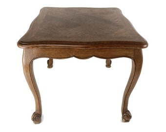 Table d'appoint basse de style Louis XV en bois sculpté, beau motif vintage