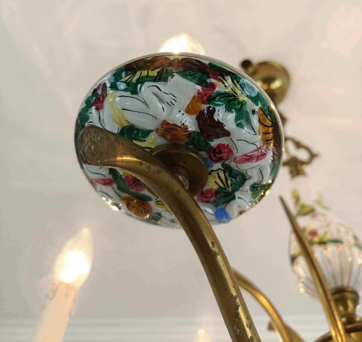 Lampadario in ottone dorato e porcellana con paralumi 5 luci. Il