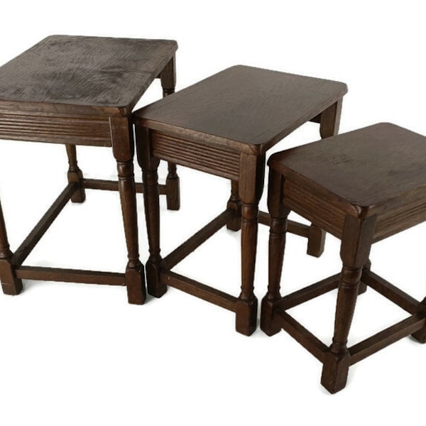 Ensemble de 3 tables gigognes empilables en bois vintage style moderniste, chêne, France