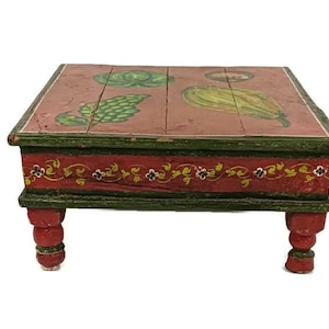 Può includere: Un tavolo in legno dipinto a mano con una finitura rossa e verde. Il piano del tavolo presenta un disegno dipinto di frutta e viti. Il tavolo ha quattro gambe con un design tornito.