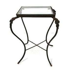 vintage smeedijzeren tafel met glazen blad bij de veranda, af en toe een wijntafel plantenstandaard
