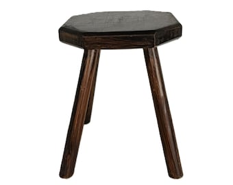Taburete de ordeño vintage, mesa auxiliar de madera tallada, pedestal para plantas, estilo rústico.