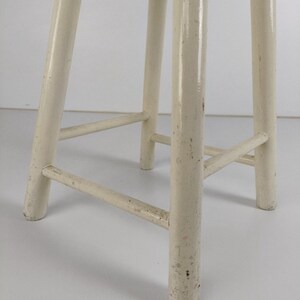 Vintage handgesneden houten melkkruk geschilderd witte kruk voetstuk tafel boerderij schuur afbeelding 7