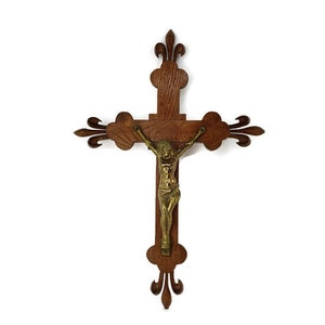 Handgeschnitztes Holz Französisches Hängendes Verziertes Kruzifix Jesus Christus Fleur de Lis Spelter Korpus