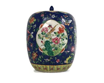 Puede incluir: Un jarrón de porcelana azul y blanco con un diseño floral. El jarrón tiene una tapa y está decorado con un pájaro y flores.