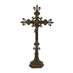 Stehender Tischaltar Kruzifixkreuz Verzierter Messing Jesus Christus Französische Fleur de Lis Lys