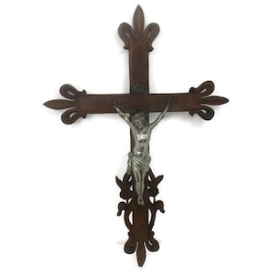 Große handgeschnitzte Holz Französisch hängende verzierte Kruzifix Jesus Christus Fleur de Lis Faux Messing
