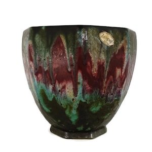 Puede incluir: Un cuenco de cerámica hexagonal con un esmalte verde, azul y rojo. El cuenco tiene un diseño único y abstracto y una etiqueta que dice "Longwy".