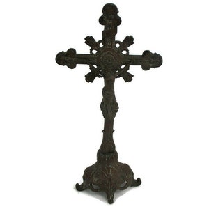 Crucifijo de pared de pie de altar católico de metal antiguo INRI ￼s 8 “Red  