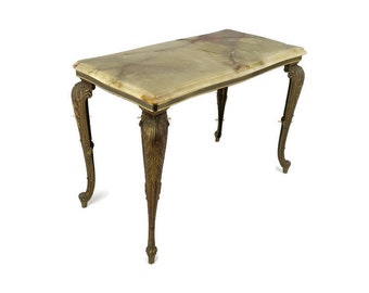 Tavolino da caffè in ottone decorato vintage. Piano in marmo onice. Reggenza di Hollywood in ottone