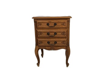 Table de chevet Mid-Century en bois sculpté avec 3 tiroirs