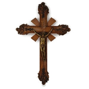 Grand crucifix à suspendre, croix française ornée de bois sculpté à la main, corpus en laiton