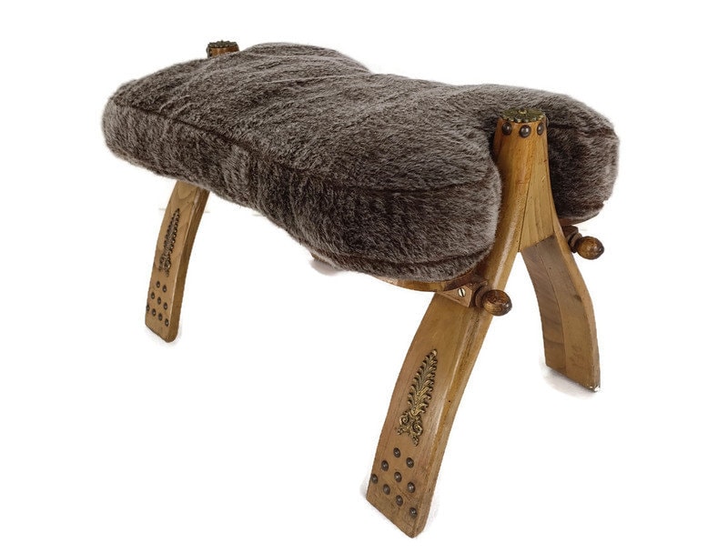 repose-pieds vintage bédouin en cuir de selle chameau ottomane rare merveilleux tissu gris bois