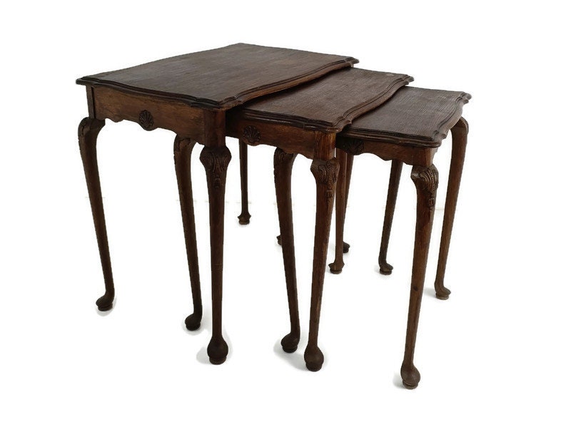 ensemble de 3 tables gigognes empilables en bois style louis xv moderniste du milieu siècle ouvragées