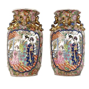 Può includere: Coppia di vasi in ceramica ornati con un design floreale e figurativo. I vasi presentano una tavolozza colorata di rosa, blu e oro, con una scena dettagliata di figure in abiti tradizionali. Ogni vaso ha una forma unica e manici decorativi.