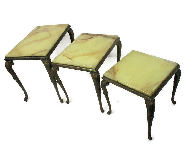 ensemble de 3 tables basses gigognes empilables, marbre, laiton, régence d'hollywood