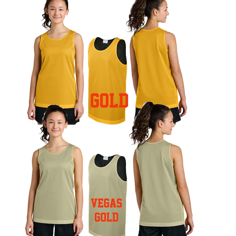 Pode incluir: Duas mulheres vestindo camisas de basquete de malha amarela e bege. As camisas t&ecirc;m o texto "GOLD" e "VEGAS GOLD" impresso nelas.