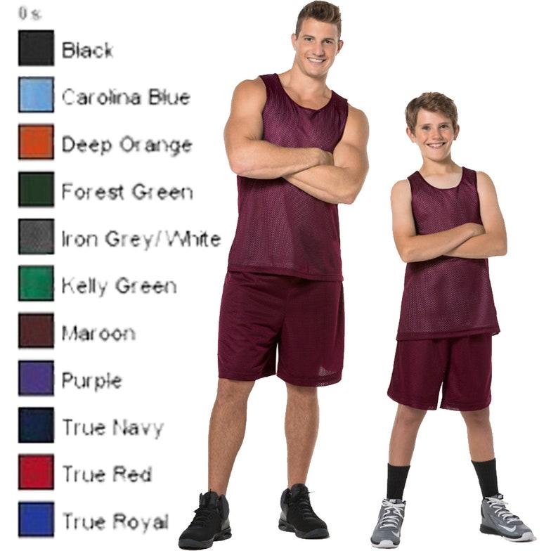 Pode incluir: Duas pessoas vestindo jerseys e shorts de basquete de malha marrom. A pessoa &agrave; esquerda est&aacute; usando sapatos pretos e a pessoa &agrave; direita est&aacute; usando sapatos cinza. Os jerseys t&ecirc;m um design de malha e os shorts s&atilde;o marrom s&oacute;lido.