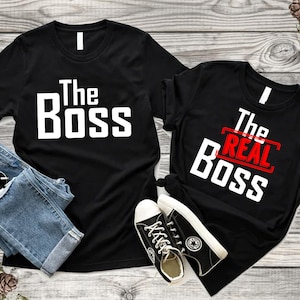 The Real Boss The Boss Pareja CAMISETA Dibujos animados - Pareja divertida Camiseta Pareja Camiseta
