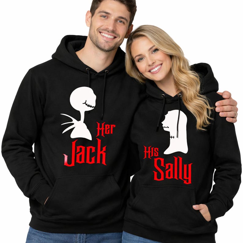 Puede incluir: Sudaderas con capucha negras con gr&aacute;ficos blancos y rojos. Una sudadera presenta un dise&ntilde;o de Jack Skellington con el texto "Her Jack". La otra tiene un dise&ntilde;o de Sally con "His Sally". Ambas tienen bolsillos delanteros.