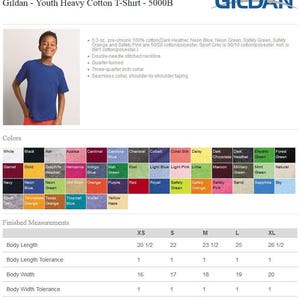 Puede incluir: Una camiseta de algod&oacute;n pesado de manga corta para ni&ntilde;os, disponible en una variedad de colores. La camiseta tiene cuello redondo y est&aacute; disponible en las tallas XS, S, M, L y XL. La imagen muestra una tabla de colores con los diferentes colores disponibles. La camiseta est&aacute; hecha de 100% algod&oacute;n, excepto los colores Dark Heather, Neon Blue, Neon Green, Safety Green, Safety Orange y Safety Pink, que son 50/50 algod&oacute;n/poli&eacute;ster. El color Sport Grey es 90/10 algod&oacute;n/poli&eacute;ster y el color Ash es 99/1 algod&oacute;n/poli&eacute;ster.