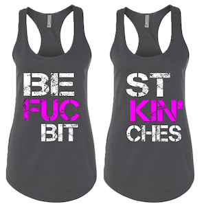 Puede incluir: Dos camisetas sin mangas grises con texto blanco. La camiseta de la izquierda dice "Best Fuc Bit" con la palabra "Fuc" en rosa. La camiseta de la derecha dice "St Kin' Chies" con la palabra "Kin" en rosa.