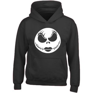 Op de afbeelding: Zwart hoodie met een witte afbeelding van Jack Skellingtons gezicht uit de film The Nightmare Before Christmas.