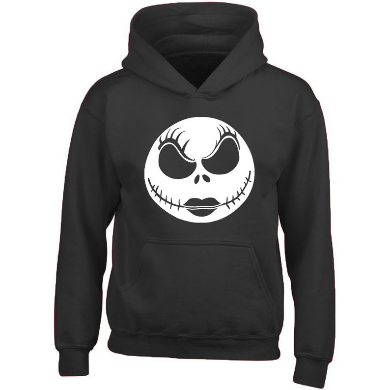 Op de afbeelding: Zwart hoodie met een witte afbeelding van Jack Skellingtons gezicht uit de film The Nightmare Before Christmas.