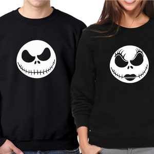 Puede incluir: Una sudadera negra con un gr&aacute;fico blanco de la cara de Jack Skellington de la pel&iacute;cula Pesadilla antes de Navidad.