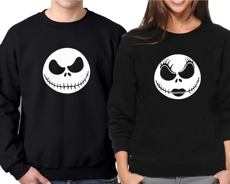 Puede incluir: Una sudadera negra con un gr&aacute;fico blanco de la cara de Jack Skellington de la pel&iacute;cula Pesadilla antes de Navidad.