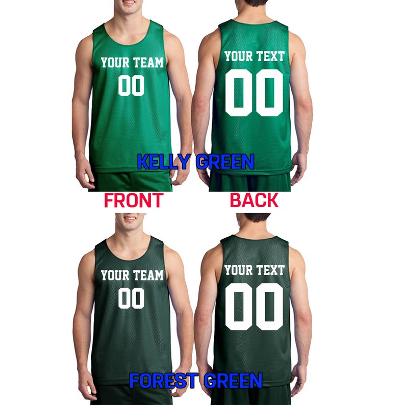 Pode incluir: Dois uniformes de basquete verdes, um com "YOUR TEAM 00" na frente e o outro com "YOUR TEXT 00" nas costas. O uniforme &agrave; esquerda &eacute; verde Kelly e o uniforme &agrave; direita &eacute; verde floresta.