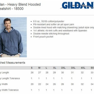 Puede incluir: Una sudadera con capucha azul de Gildan. La imagen muestra a una persona usando la sudadera. La sudadera tiene un bolsillo delantero, capucha con doble forro y pu&ntilde;os acanalados. La imagen tambi&eacute;n incluye medidas de tallas.