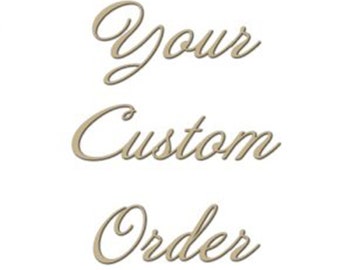 Może przedstawiać: Słowa "Your Custom Order" są wyświetlane w płynnej, eleganckiej czcionce skryptowej. Tekst jest w jasnobrązowym kolorze, umieszczony na czystym białym tle. Projekt sugeruje spersonalizowany lub niestandardowy produkt.