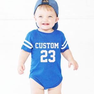 Kundenspezifisches Neugeborenen Fußballjersey Personalisierte Säugling Jersey Bodysuit Name und Zahl Kundenspezifisches Jersey für Kinder Neugeborenen Größe Jersey Shirt Tee
