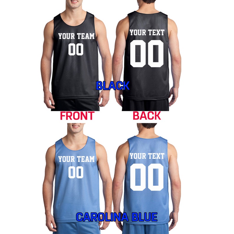 Pode incluir: Duas camisolas de basquetebol, uma preta e outra azul Carolina, com texto e n&uacute;meros brancos. O texto na frente diz "Your Team" e o texto nas costas diz "Your Text". Ambas as camisolas t&ecirc;m o n&uacute;mero "00".