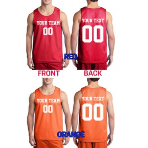Pode incluir: Dois uniformes de basquete, um vermelho e outro laranja, com o texto "YOUR TEAM" e "YOUR TEXT" e o n&uacute;mero "00" na frente e atr&aacute;s. Os uniformes s&atilde;o mostrados em dois modelos diferentes.