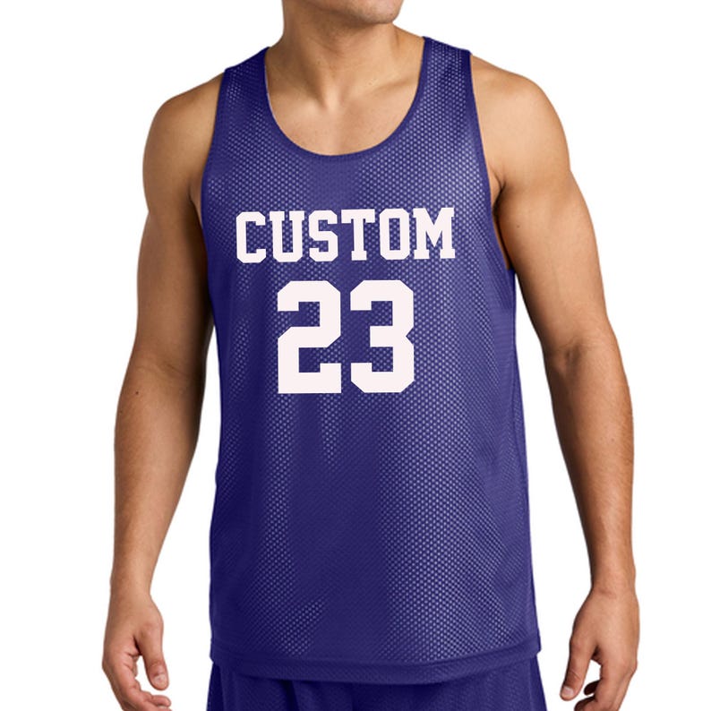 Pode incluir: Camisola de basquete de malha roxa com texto branco que diz "CUSTOM 23".