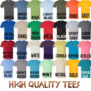Puede incluir: Un gr&aacute;fico con 20 camisetas de diferentes colores, con el nombre del color impreso debajo de cada camiseta. Los colores incluyen carb&oacute;n, azul &iacute;ndigo, kiwi, azul claro, verde militar, naranja, margarita, azul real, arena, verde irland&eacute;s, rojo, negro, gris deportivo, gris oscuro, cereza antigua, azul jaspeado, blanco, morado, seda de ma&iacute;z, zafiro, azalea, azul claro, jaspeado grafito, jaspeado zafiro, menta, natural, oro y azul tropical. El texto "HIGH QUALITY TEES" est&aacute; impreso en la parte inferior del gr&aacute;fico.