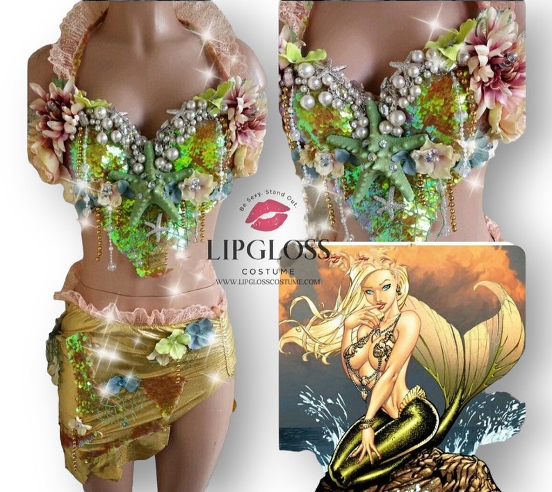Pu&ograve; includere: Un set di costumi a tema sirena con un top di reggiseno in paillettes verde e oro, una gonna in paillettes oro e un abbellimento a forma di stella marina e perle. Il top di reggiseno ha un design floreale rosa e bianco. La gonna ha un design floreale rosa e blu. Il set &egrave; su un manichino. L'immagine include anche un disegno di una sirena.