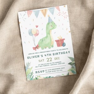 Bearbeitbare Dinosaurier-4. Geburtstagseinladung für Jungen-süße Dino-Party laden Canva-Schablone ein, die für 4 Jahre alten digitalen Download druckbar ist - PNG