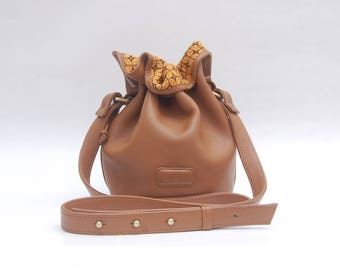 Bolso de cuero tipo cubo: bandolera pequeña con cordón y forro batik